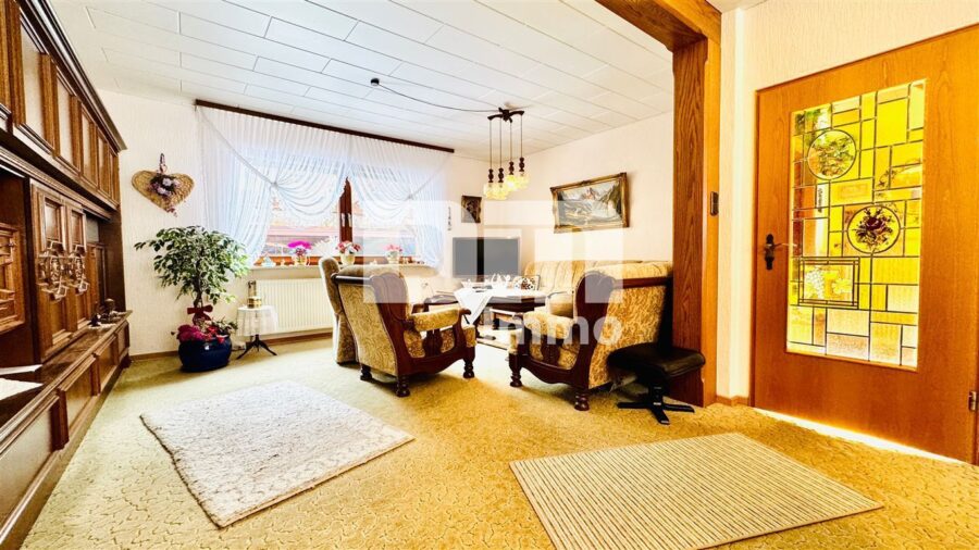 Modernisierte DHH mit Doppelgarage und 2x Carport in Traumlage inkl. Bachlauf - EG Wohn / Esszimmer